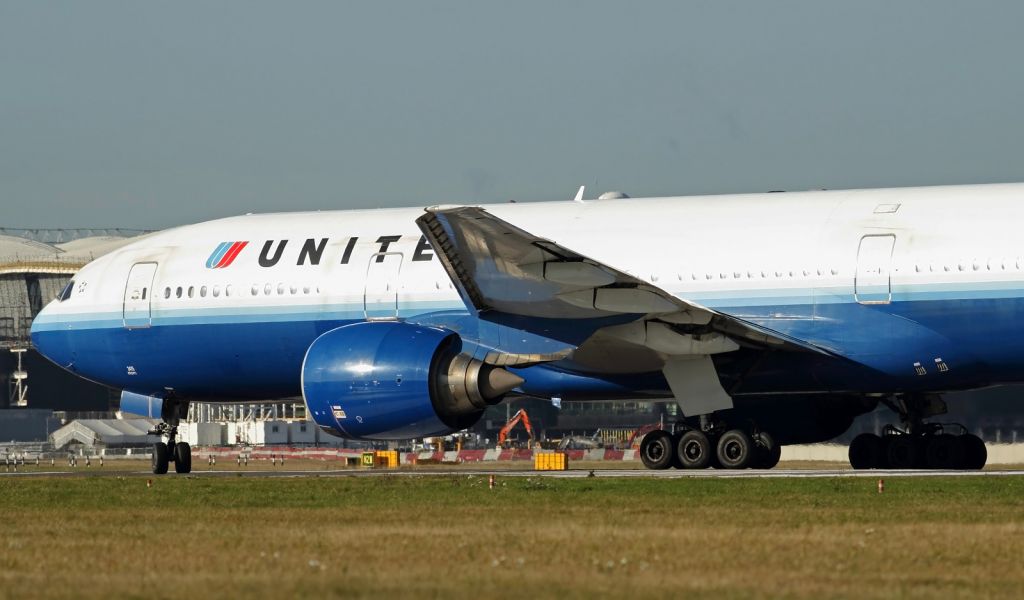 Boeing 777-200 — - Lining up on runway 027L at LHR.