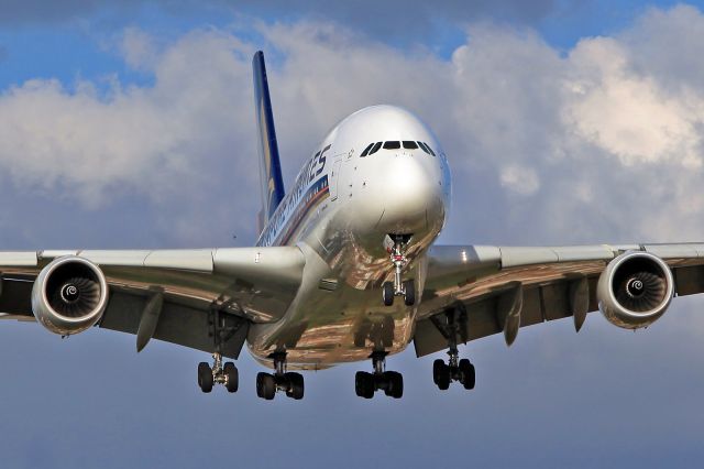 Airbus A380-800 (9V-SKC) - Landing runway 27L.