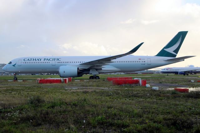 Airbus A350-900 (B-LQF) - Taxiing to Stand 301 on 4-Nov-23 operating flight CPA257 from VHHH.