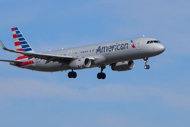 Airbus A320 (N144AN)