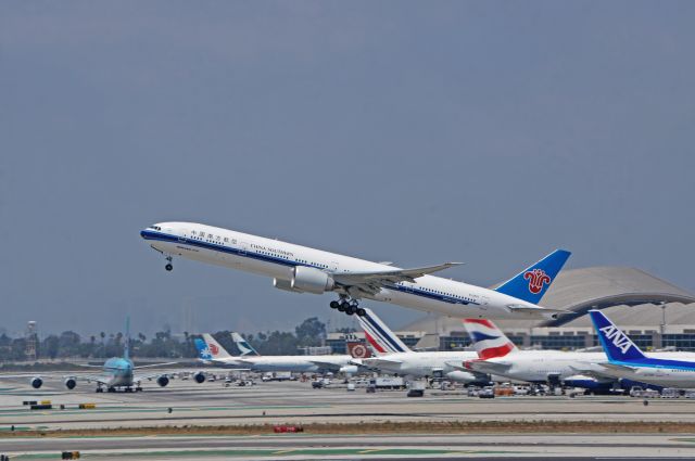 BOEING 777-300ER (B-2007)