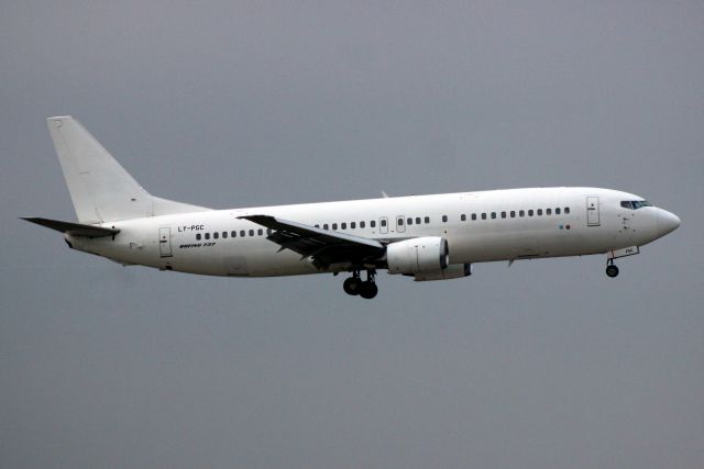 BOEING 737-400 (LY-PGC) - On final approach for rwy 09L on 10-Apr-18 operating TAP Air Portugal flight TAP356 from LPPT.