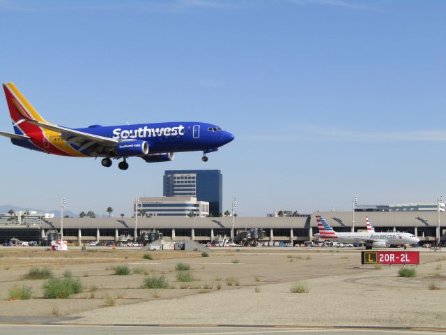 Boeing 737-700 (N969WN) - Landing RWY 20R