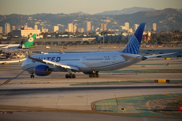 Boeing 787-9 Dreamliner (N29975)