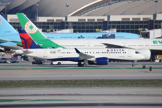 Airbus A220-300 (N324DU)