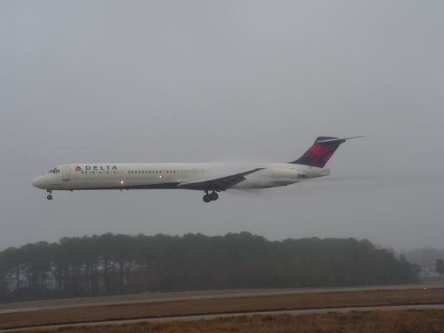 McDonnell Douglas MD-88 (N975DL)