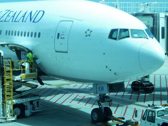 Boeing 777-200 (ZK-OKM) - Waiting at MEL gate 20 to fly MEL - AKL as NZ124 on 29 October 2014. 