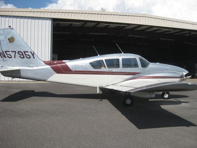 Piper Aztec (N5795Y)