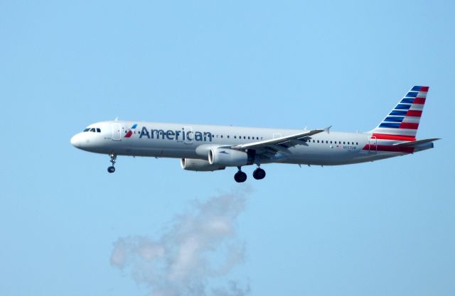 Airbus A321 (N557UW) - Shown here is an American Airline Airbus A321 a moment until it lands in the Autumn of 2017.
