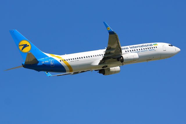 Boeing 737-700 (UR-PSQ)