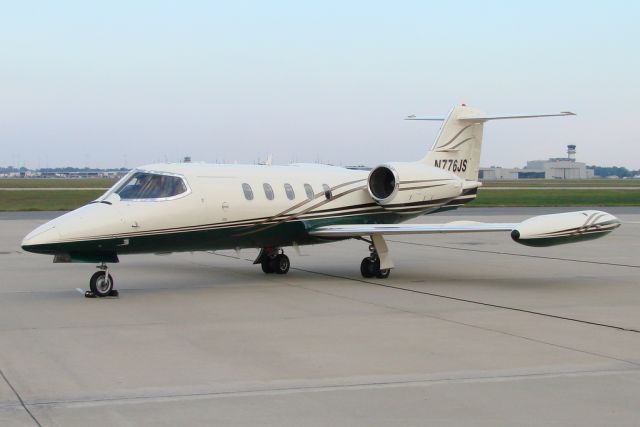 Learjet 35 (N776JS)