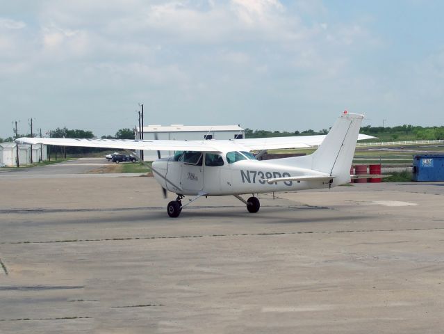 Cessna Skylane (N738PS)