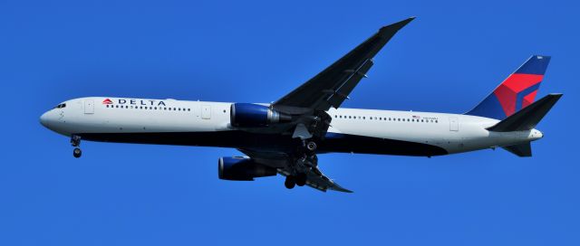 BOEING 767-400 (N835MH)