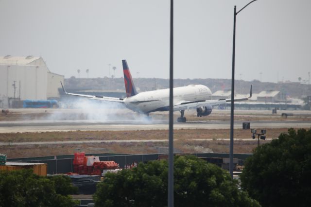 BOEING 757-300 (N593NW)