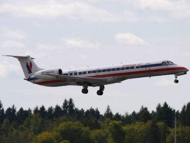Embraer ERJ-145 (N695AE)