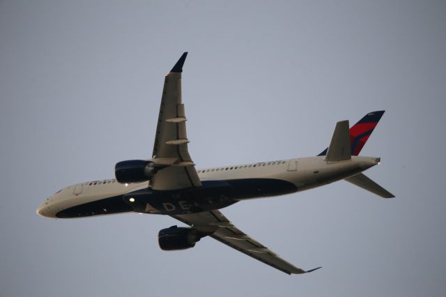 Airbus A220-300 (N301DU)