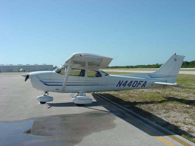 Cessna Skyhawk (N440FA) - On the ramp in Marathon Key, Florida (2003).