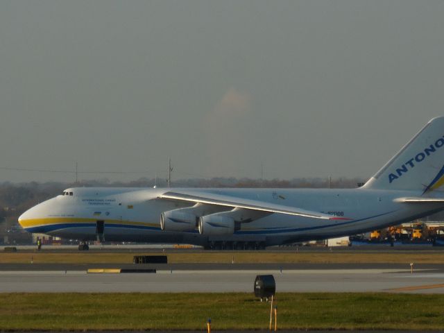 Antonov An-124 Ruslan (UR-82008)