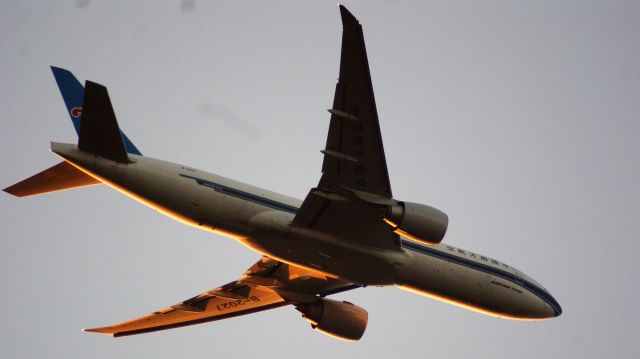 Boeing 777-200 (B-2017) - 2-8-2018 lEIDERDORP HOLLAND 21.16 UUR