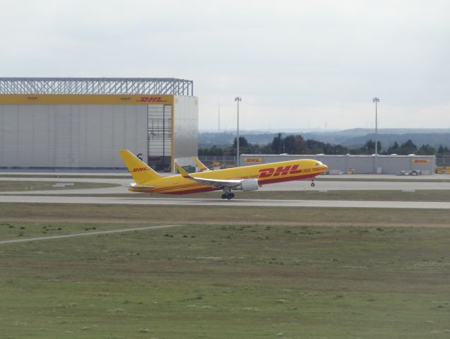 BOEING 767-300 (G-DHLH)