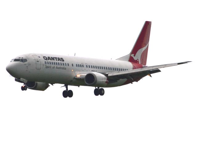 BOEING 737-400 (VH-TJJ) - On short finals for runway 05. Thursday 12th July 2012.