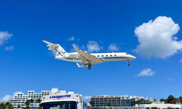 Gulfstream Aerospace Gulfstream IV (N530PM) - LXJ462, operated by this 2008 Gulfstream G450 (GIV-X), on very short final @ SXM/TNCM. 3/21/22.