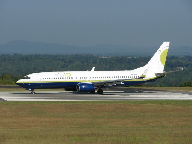 Boeing 737-700 (N733MA)