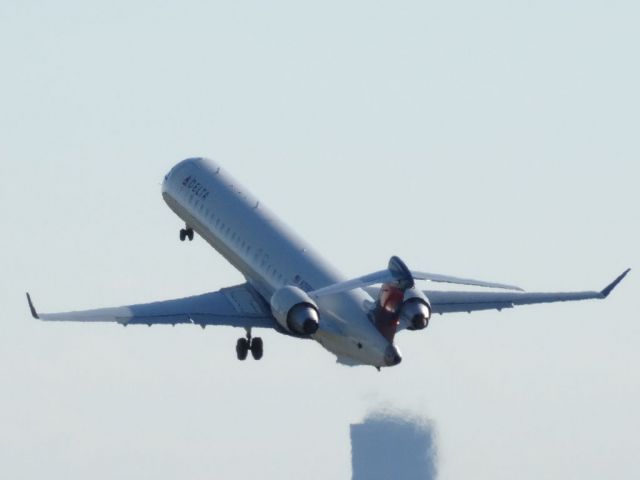 Canadair Regional Jet CRJ-900 (N295PQ)