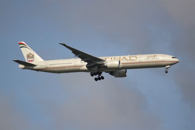 BOEING 777-300 (A6-ETN)