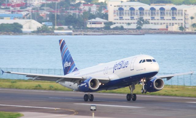 Airbus A320 (N589JB)