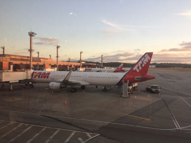 Airbus A321 (PT-XPL) - AIRBUS A.321