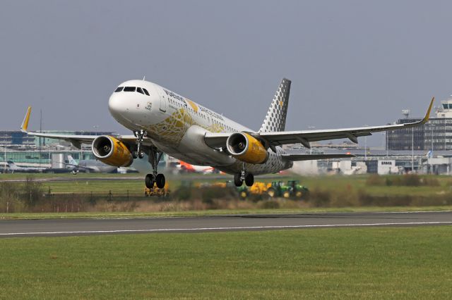 Airbus A320 (EC-MNZ) - VLG8749 departs to Barcelona, operated by the "Vueling loves Barcelona" aircraft, EC-MNZ.