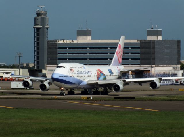 Boeing 747-400 (B-18203)