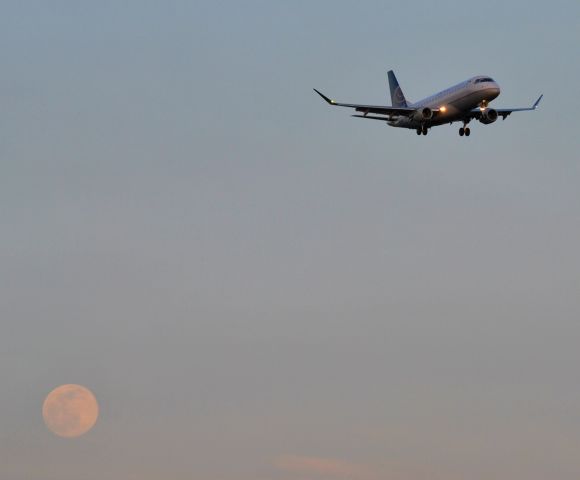 Embraer 170/175 (N82314)