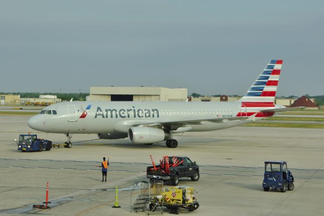 Airbus A320 (N679AW) - American Airlines Airbus A320-232 N679AW in Detroit 