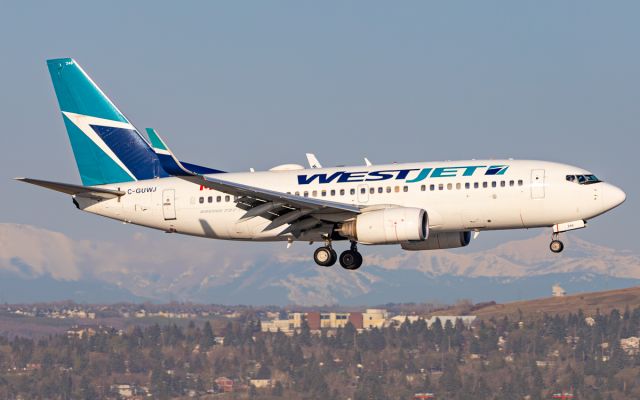Boeing 737-700 (C-GUWJ)