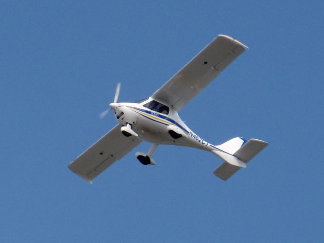 FLIGHT DESIGN CT (N462CT) - Take off runway 24L.