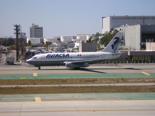 Boeing 737-700 (XA-NAF) - Aviacsa 737-200 taxying past TBIT