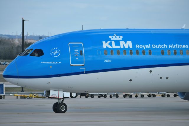 BOEING 787-10 Dreamliner (PH-BHA) - 02-04-23
