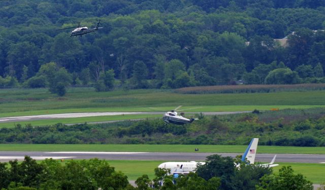 Boeing 757-200 (N90016) - MORRISTOWN, NEW JERSEY, USA-AUGUST 19, 2018: Air Force One sits on the tarmac awaiting the arrival of President Donald Trump flying in one of the three helicopters used in the Marine One detachment (two are pictured and the other one landed moments before). Morristown is used when the President spends the weekend at his Bedminster golf club. The USAF uses the smaller 757-200 as Air Force One when flying in and out of Morristown because of the shorter runways at the airport.