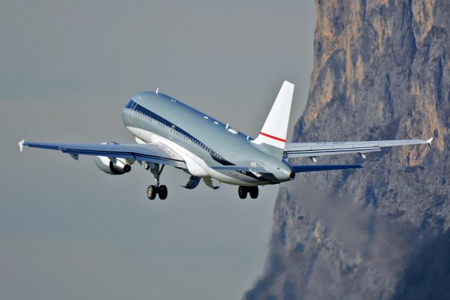 Airbus A319 (P4-MIS)