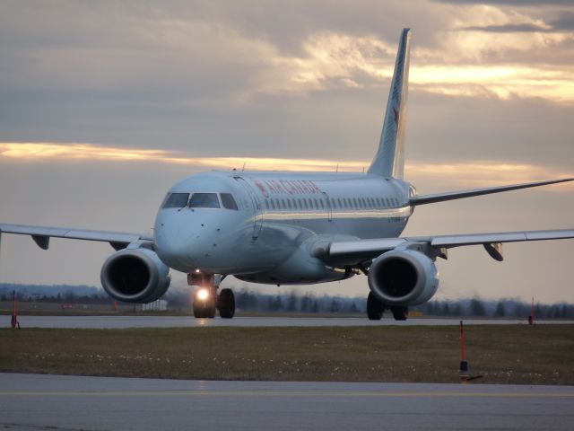 Embraer 175 (C-FHNW)