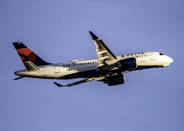 Airbus A220-100 (N107DU)