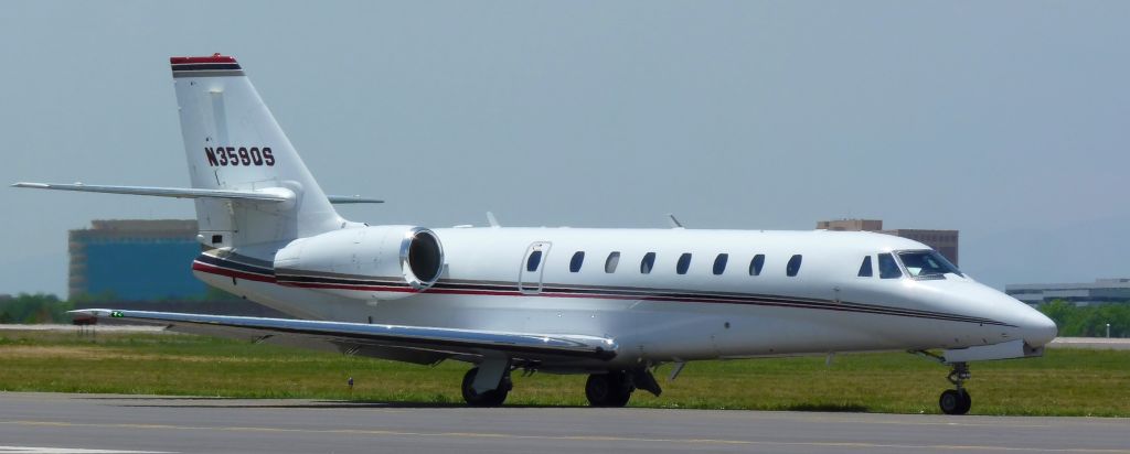 Cessna Citation Sovereign (N359QS) - Taxing to 17L