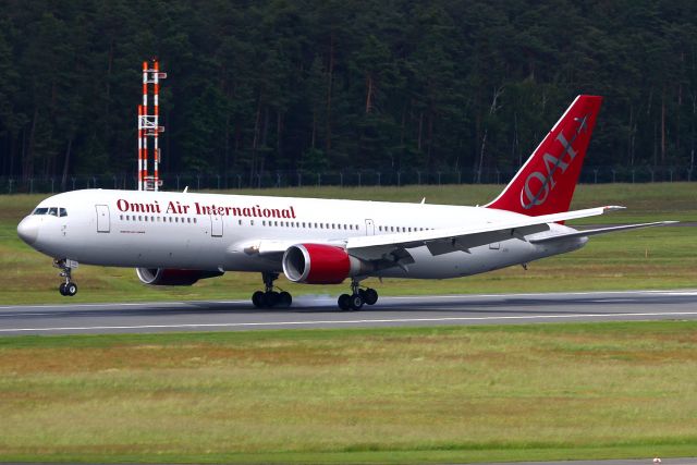 BOEING 767-300 (N477AX)