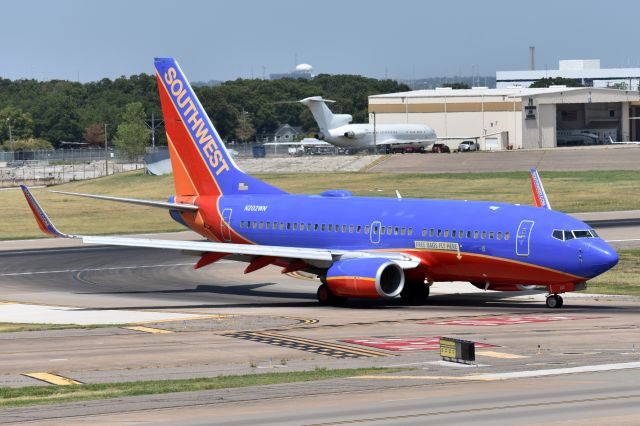 Boeing 737-700 (N202WN) - With "FREE BAGS FLY HERE" decal.