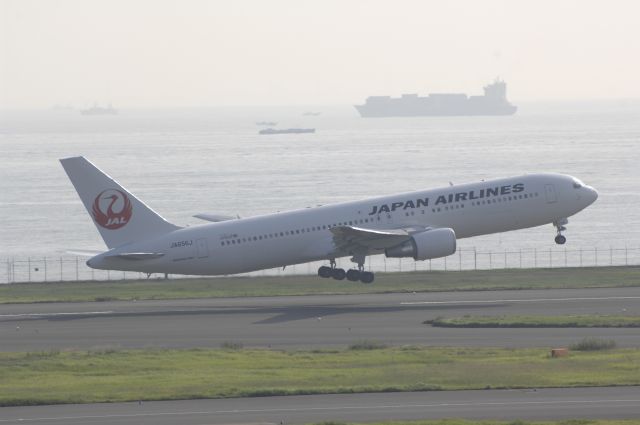 BOEING 767-300 (JA656J) - Departure at HND Airport R/W16L on 2011/09/14