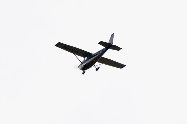 Cessna Skyhawk (D-EFHC) - Seen overflying the town of Langenselbold. 30-SEP-2022.