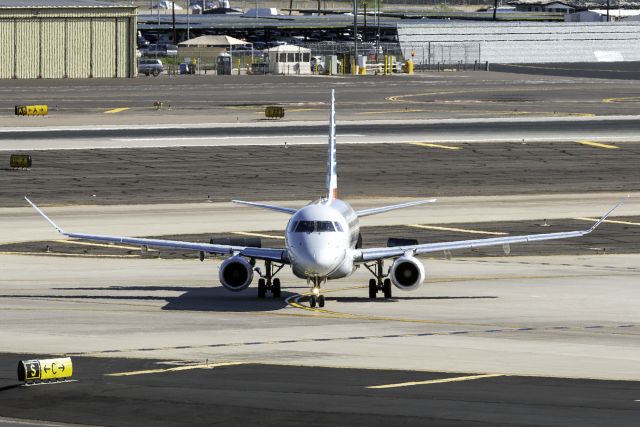 Embraer 175 (N245NN)