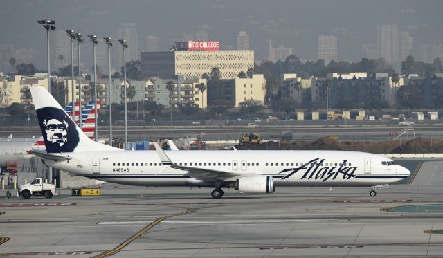 Boeing 737-900 (N469AS) - Taxiing to gate at LAX